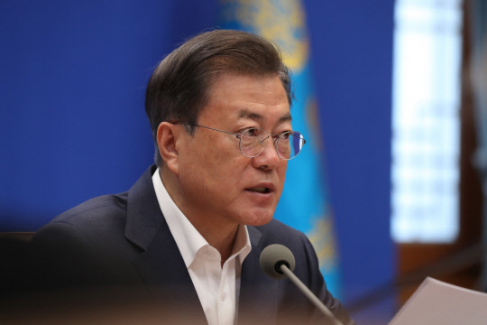 문재인 대통령이 22일 오전 청와대에서 제5차 비상경제회의를 주재하고 있다. [연합뉴스]